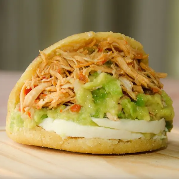 puerto-arepa - Mechada, queso y aguacate
