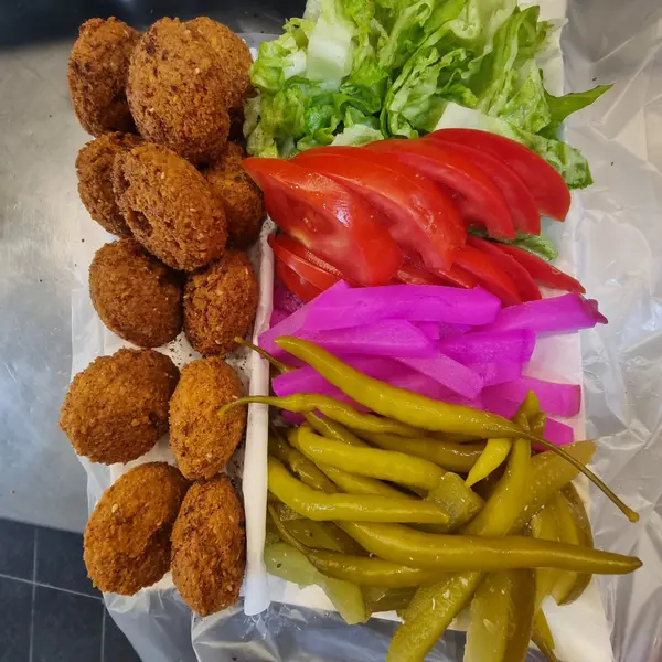 qalaa - Dozen falafel w veggies/ دزينه فلافل مع خضره