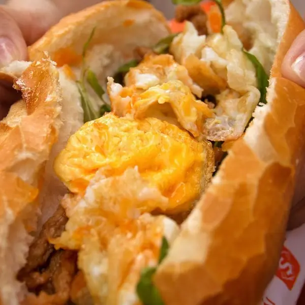 quan-cheers - BÁNH MÌ TRỨNG & CHẢ CÁ (EGG , FISH CAKE)