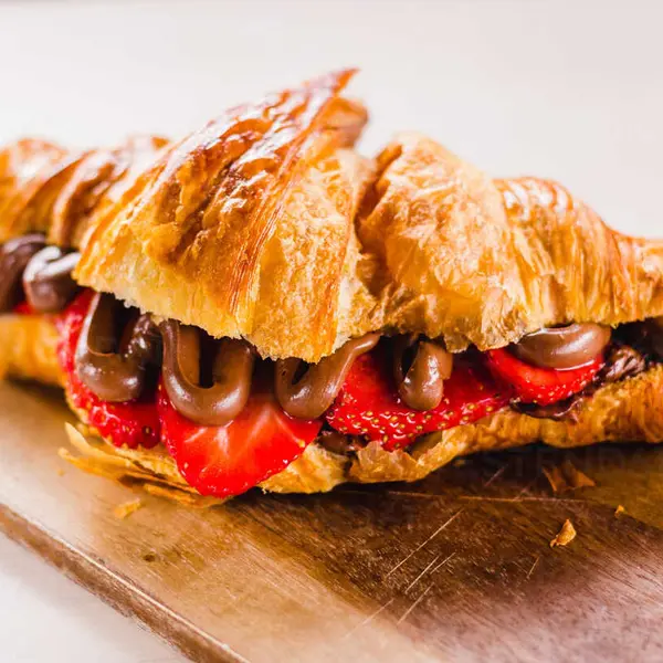 quan-cheers - Nutella Croissant with Strawberries