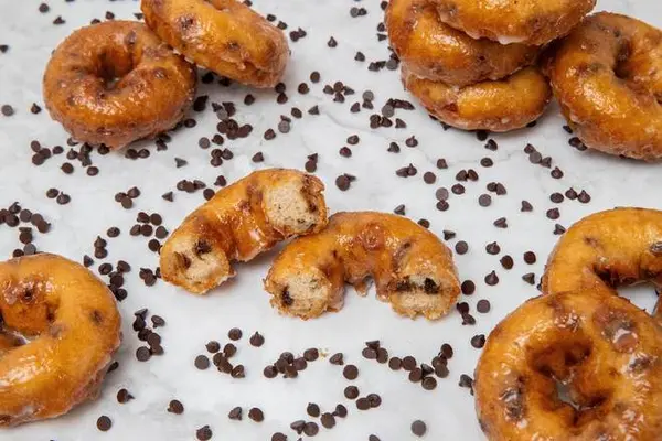 randys-donuts - Chocolate Chip Cake