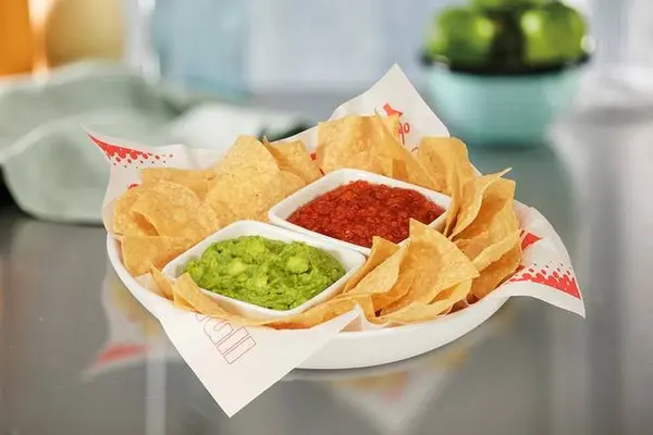 red-robin-gourmet-burgers - Guacamole, Salsa & Chips