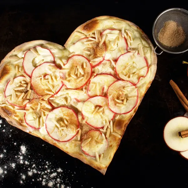 relaxx-lounge - Flammkuchen Petit – Apfel & Rosinen mit Vanilleeis