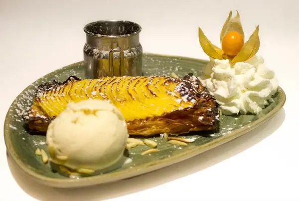 restaurant-linte-caffe - Tarte fine aux pommes avec amandes et caramel