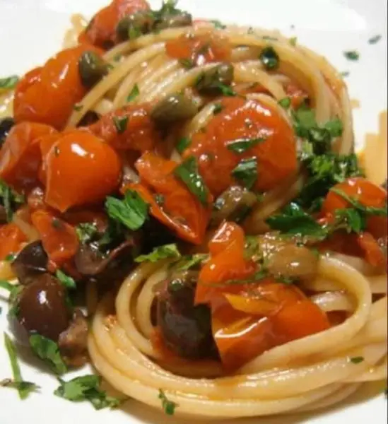 restaurant-linte-caffe - Spaghetti al ventreche de thon avec olives noires et sauce tomate pimentée