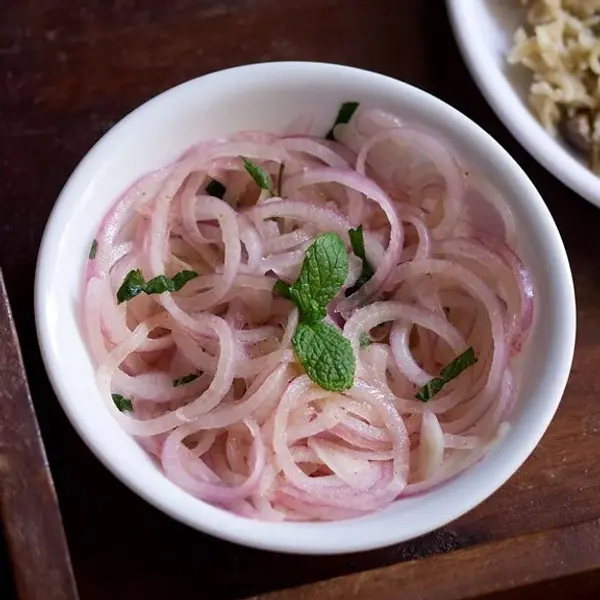 sabrus-restaurant - Onion Salad