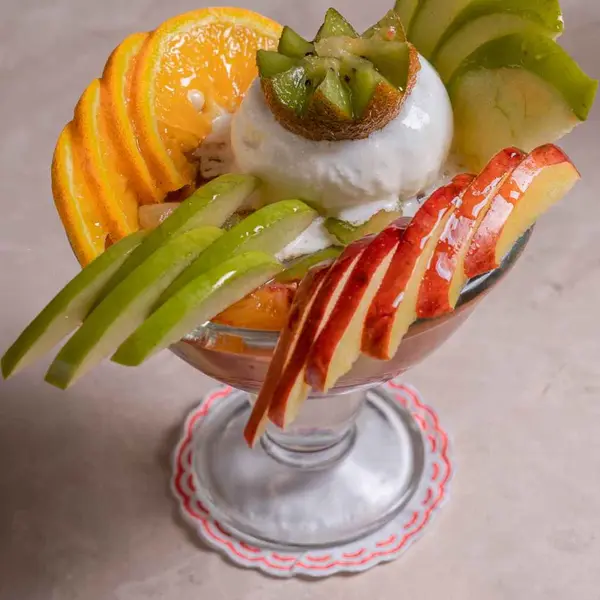 sarayi-resturant - فروت سالاد  مع  الايس  كريم