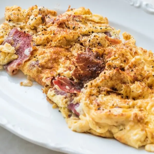 sarayi-resturant - بيض بالبسطرمة