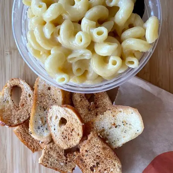 seize-the-bagel - White Cheddar Mac + Cheese with House-Made Bagel Chips