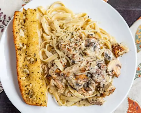 seniores-pizza - Fettuccine Alfredo with Chicken