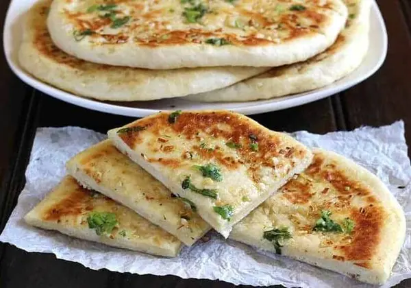 silsila-the-sizzling-tandoor - Spinach and cheese Naan