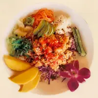 skyview-noodle-tea - Hawaiianische Reis-Poke-Schalen mit rohem Fisch