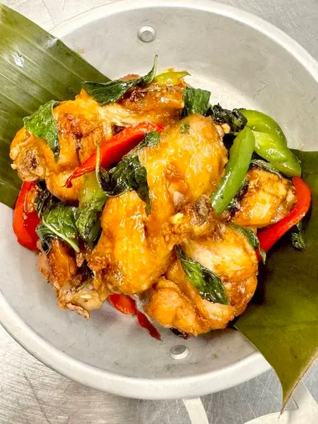 somtum-thai-kitchen - Spicy Basil Wing