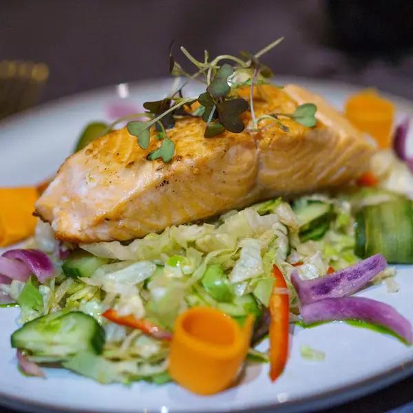 szerelmem-bisztro - BALZSAMECETES SALÁTA ASZALT PARADICSOMMAL, FENYŐMAGGAL