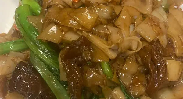 teacup-cafe - Chow Fun with Beef Brisket & Vegetable 菜心牛腩炒河