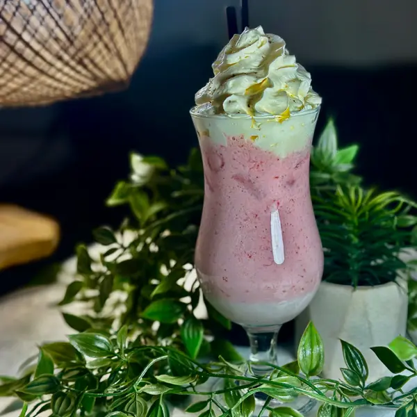 the-cloud-shisha-bar-dinner - ШЕЙК БЯЛ ШОКОЛАД С ЯГОДА