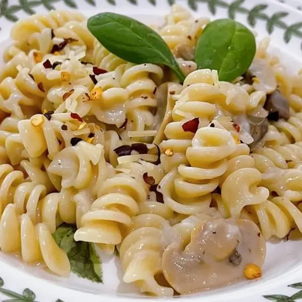 the-mediterranean-deli-turk - Creamy alla Carbonara Fusilli