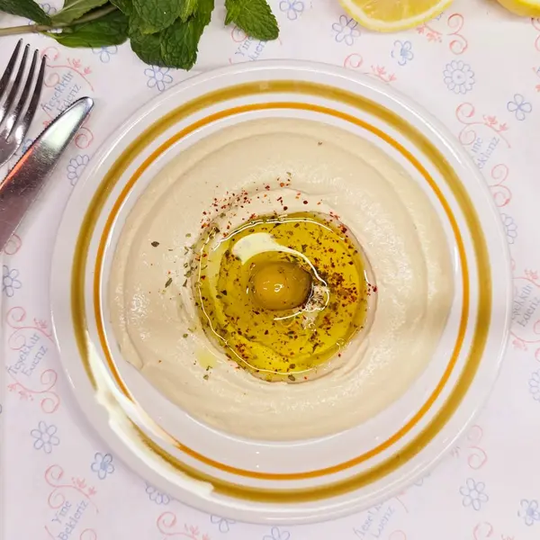 the-mediterranean-deli-turk - Hummus