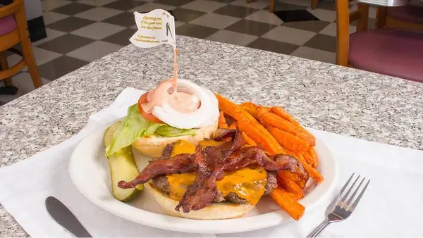 the-original-mels-diner - Bacon & Cheddar Melburger