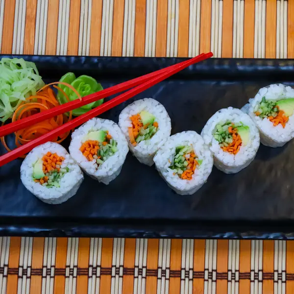 the-rice-and-the-noodle-doha - Vegan Sushi Rolls-6 Pcs