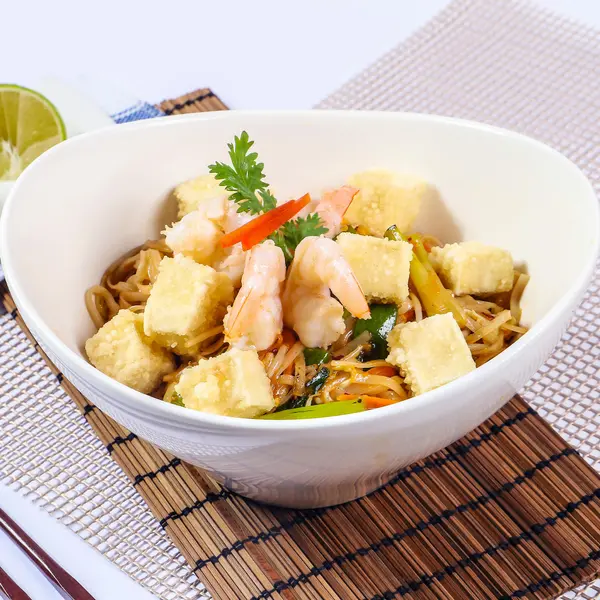 the-rice-and-the-noodle-doha - Pad thai noodle with prawns