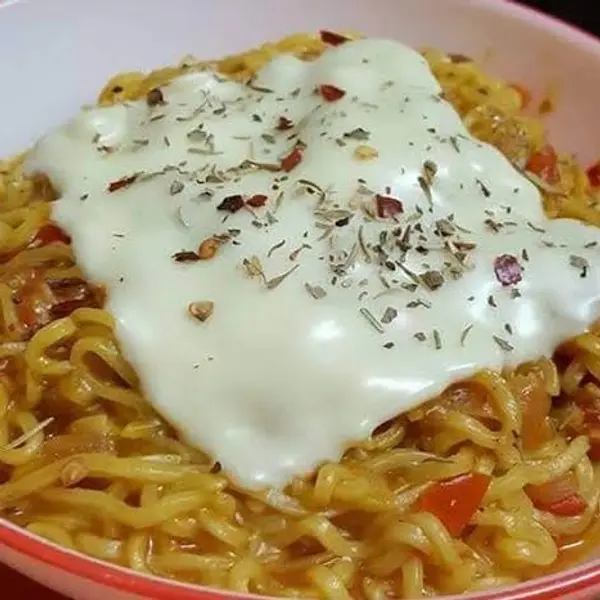 thela-cafe - Extra Cheese Maggi