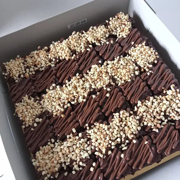 typosugar - NUTELLA MIX WITH ALMOND BROWNIES