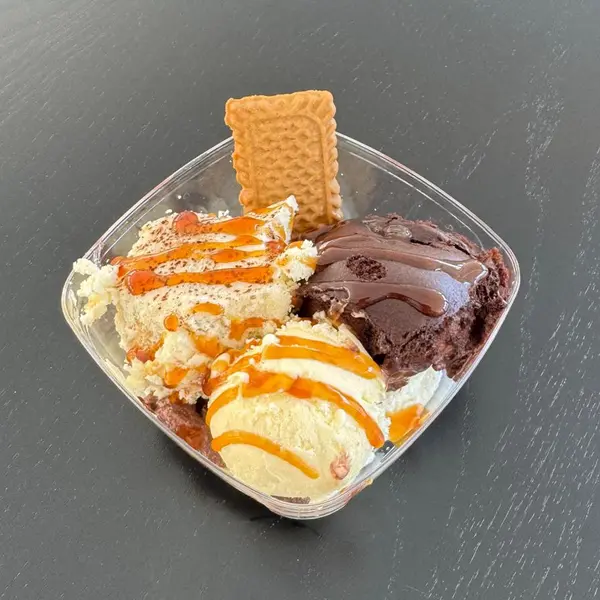 view-coffee-bar-dubova - Profiterol alb / negru cu inghetata si frisca